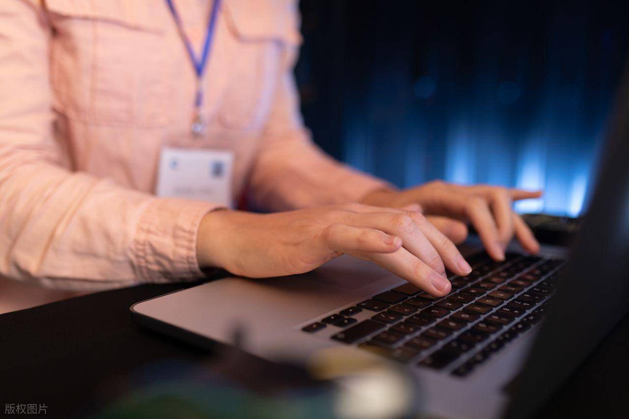 SQL查询中实现条件计数与聚合的方法