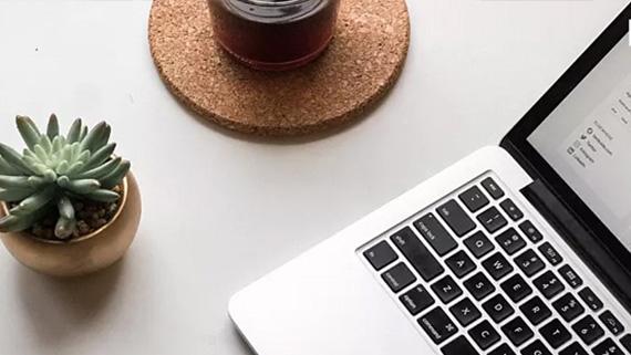 Laravel 配置中动态字符串的占位符与替换实践